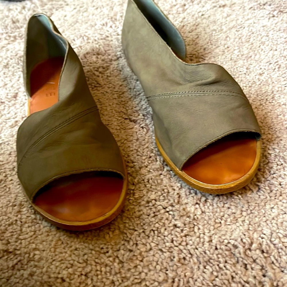 1 State Celvin Army Green Rio Nubuck Flat Sandals